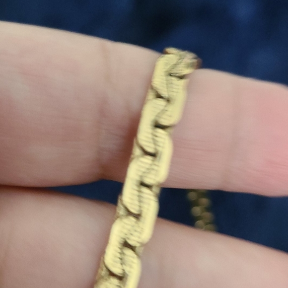 Handsome Gold-tone Necklace - Picture 3 of 8